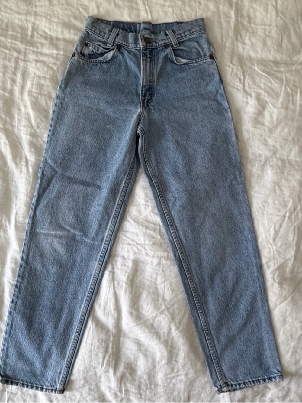 Vintage Levi’s 550 Student Fit Straight Jeans in Light Blue Wash